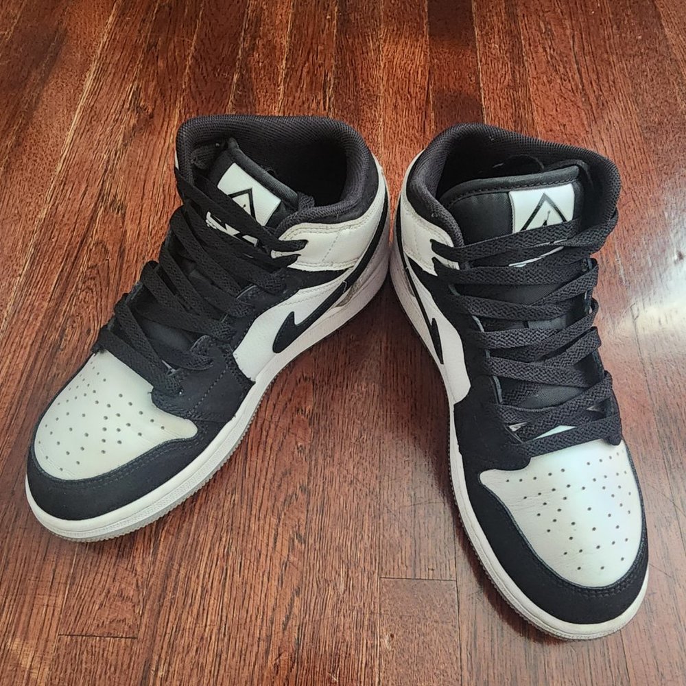 AIR JORDAN 1 MID SE GS SIZE 4.5 (Y) LIMITED EDITION!! - Picture 3 of 9